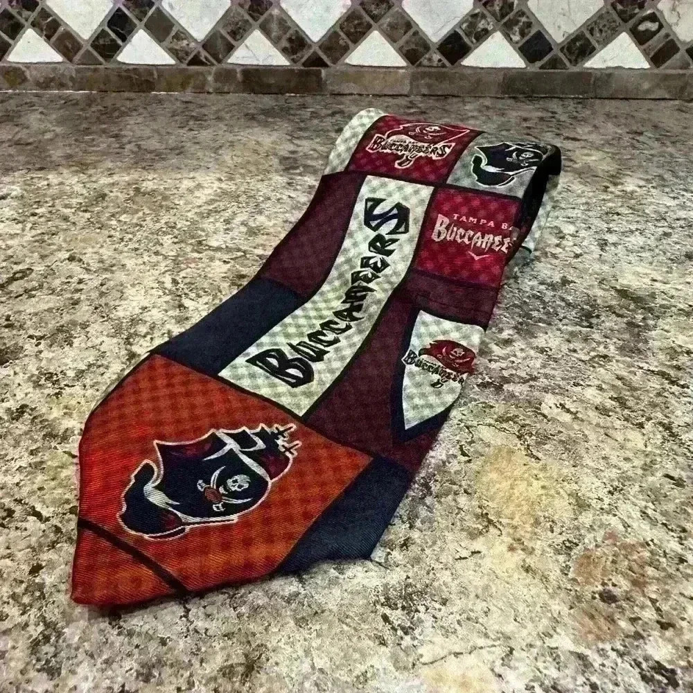 NFL Tampa Bay Buccaneers Themed Men’s Necktie 🏴☠️ Raise the Flags 100% SILK